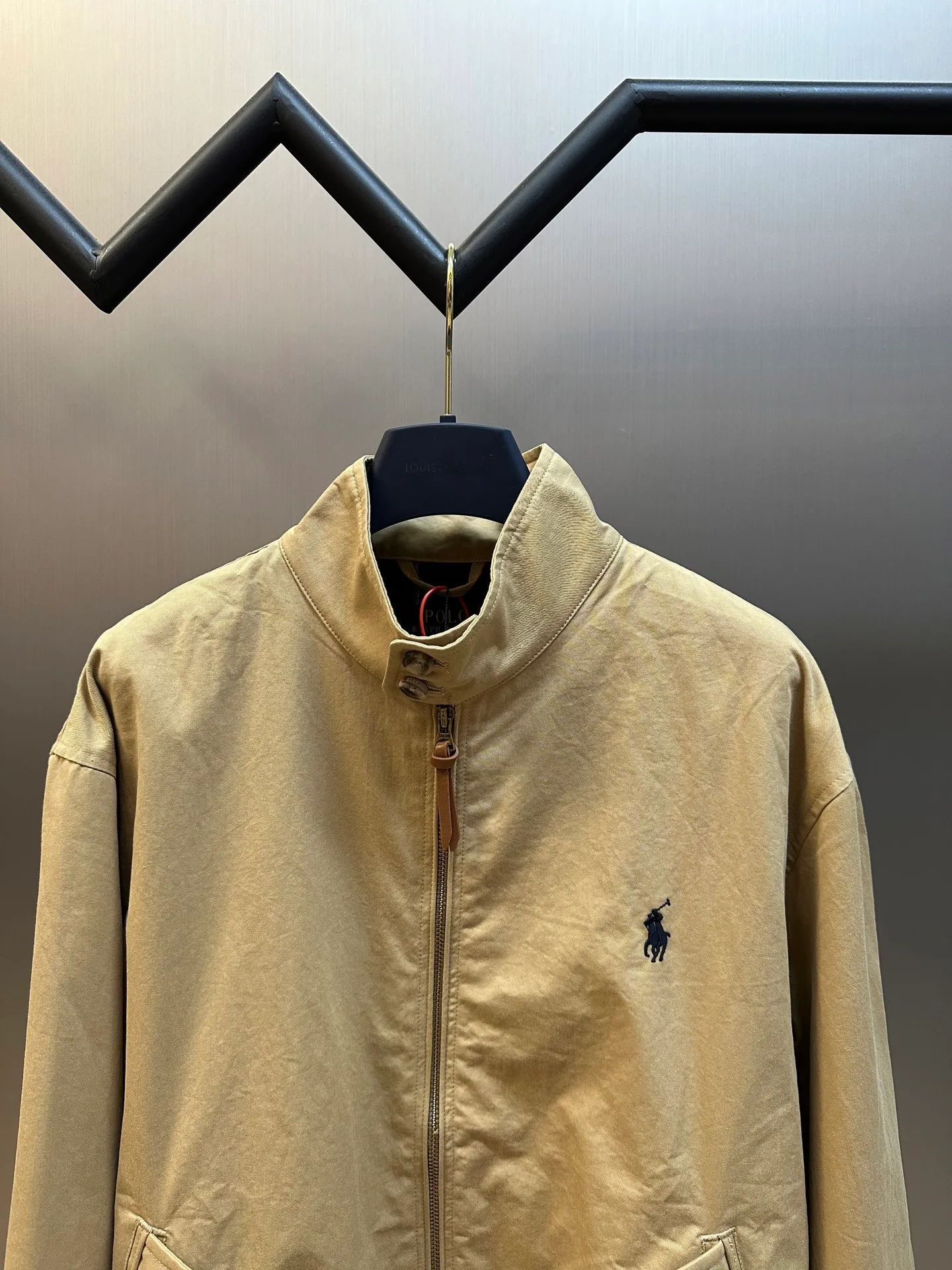 🅿️560 Ralph Lauren embroidered zipper jacket is made of custom-made fine cotton twill elegant fabric, with khaki as the background color, and exquisite pony logo embellishment, bringing an atmosphere of freedom and vitality, injecting the soul charm of the brand.  Using imported machine embroidery technology, advanced computer control systems and precision mechanical components are used to achieve the iconic pony embroidery operation.  The template machine opens the bag, and the preset template guides the position, shape and size of the bag. The accuracy ensures the quality of the bag opening effect. Infrared positioning cutting machine. The infrared transmitter and infrared receiver are used to achieve precise positioning of the material, and the accuracy can reach the micron level, thereby meeting the effect of high-precision cutting of plaid alignment.  size：s m l xl